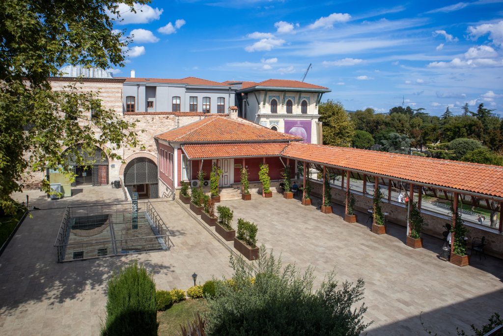 A scenic view of an architectural courtyard with traditional tiled roofs in İstanbul, Türkiye.